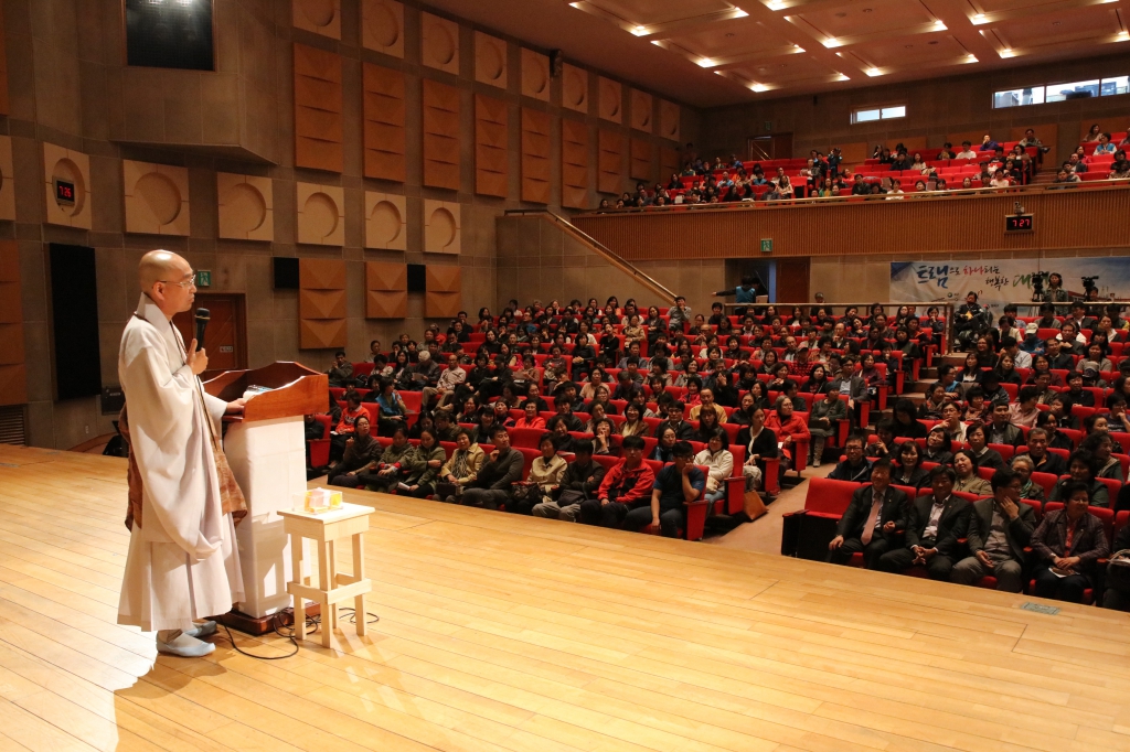 27일 저녁 7시, 대전 시청에서 ‘법륜 스님의 즉문즉설과 통일이야기’ 강연이 열렸다. 이날 강연에는 550여 명이 참석한 가운데 '아버지가 아들을 낳으라고 강요해서 힘들어요', '최순실 사태를 어떻게 봐야 하나요?', '결벽증이 있어서 괴로워요' '미움, 화, 분노가 자주 일어나서 인간관계 맺기가 두렵습니다', '북한 인도적 지원의 효용성' 등 다양한 질문들이 쏟아졌다. 사진은 강연을 듣고 있는 대전 시민들. 