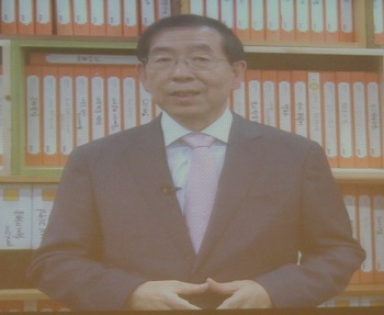 영상 축사를 하고 있는 박원순 서울시장이다.