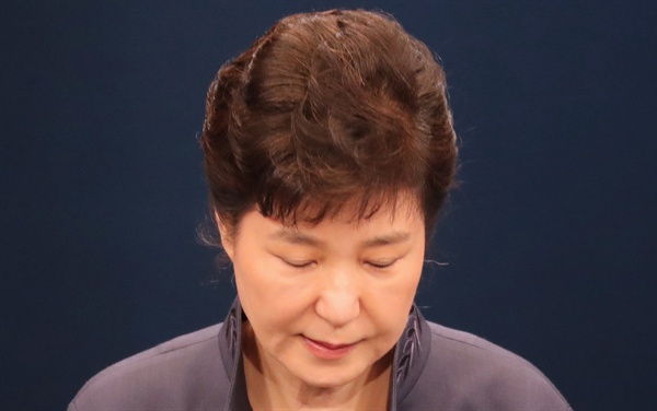 박근혜 대통령이 25일 청와대 춘추관 대브리핑실에서 '최순실 의혹'에 관해 대국민 사과를 하기 전에 인사하고 있다.