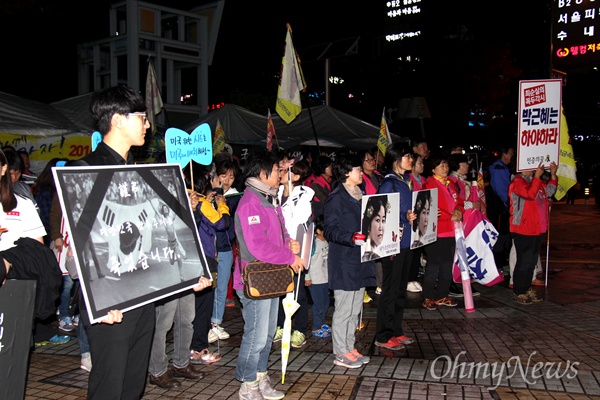 시민과 학생들이 28일 저녁 창원 한서병원 앞 광장에서 '박근혜 대통령 하야'를 촉구하는 선전전을 벌이고 있다.