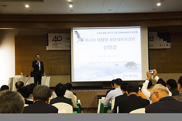  기조강연을 하고 있는 목포대학교 도서문화연구원 강봉룡원장 모습