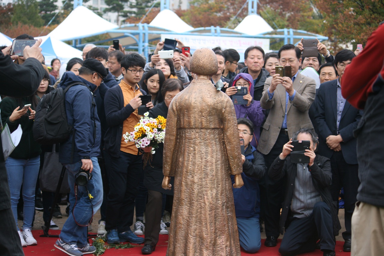  소녀상이 보이자 시민들이 기념촬영이 쇄도하고 있는 모습