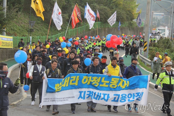  '조선하청노동자 대량해고저지 시민사회대책위원회'와 '거제통영고성 조선소 하청노동자 살리기 대책위'가 29일 오후 거제 아주운동장에서 문화제를 열고 대우조선해양 앞까지 '조선소 하청노동자 대행진'하고 있다.