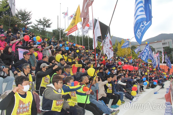  '조선하청노동자 대량해고저지 시민사회대책위원회'와 '거제통영고성 조선소 하청노동자 살리기 대책위'가 29일 오후 거제 아주운동장에서 고용안정호를 세워놓고 '조선소 하청노동자 대행진' 문화제를 열었다.