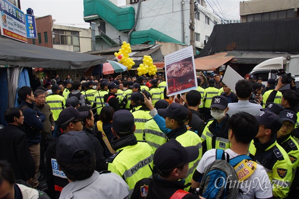 개고기 합법화를 놓고 찬,반단체가 대구시 북구 칠성시장 내에서 집회를 가진 가운데 일부가 언성을 높이다 몸싸움이 벌어지자 경찰이 싸움을 말리고 있다.
