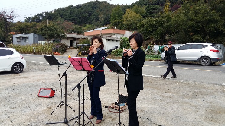  오카리나 연주 그룹 'AO 앙상블'이 공연을 하고 있다. 이들의 혈액형이 A형과 O형이라서 그룹 이름을 이렇게 지었다고 한다.  