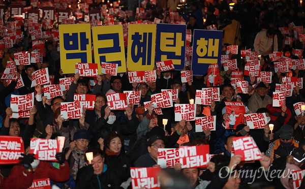 수많은 시민과 학생이 지난 10월 29일 오후 서울 종로구 청계광장에서 열린 '모이자! 분노하자! #내려와라 박근혜 시민 촛불' 집회에 참석해 최순실의 국정농단에 대한 진상규명과 박근혜 대통령의 하야를 요구하고 있다.
