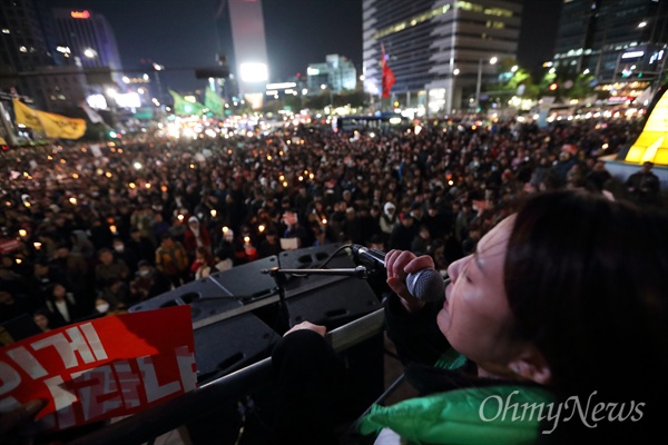 수만명 시민 "박근혜 하야" 청와대로 행진 ‘비선실세’ 최순실 국정농단에 분노한 수만명의 시민들이 29일 오후 서울 청계광장에서 “박근혜 하야”를 촉구하는 촛불집회를 마친 뒤 경찰 저지선을 뚫고 청와대를 향해 행진하고 있다.