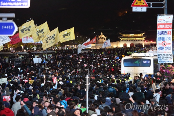 2016년 10월 29일 오후 ‘비선실세’ 최순실 국정농단에 분노한 수만명의 시민들이 서울 청계광장에서 “박근혜 하야”를 촉구하는 촛불집회를 마친 뒤 경찰 저지선을 뚫고 청와대를 향해 행진하고 있다.