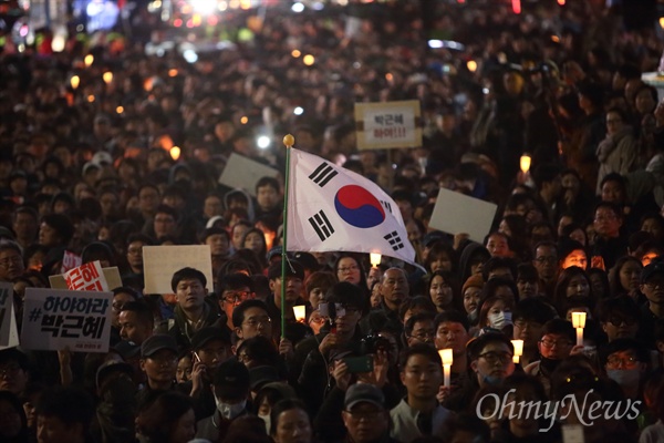 2016년 10월 29일 수만 명의 시민들이 서울 청계광장에서 “박근혜 하야” 촉구 촛불집회를 마친 뒤 청와대를 향해 행진하고 있다.