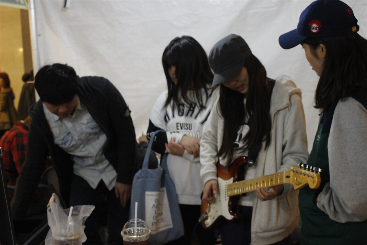 밴드 악기체험을 하고 있는 광경 청년들을 위한 청년축제