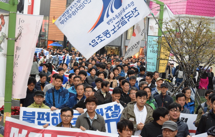 "박근혜는 하야하라" 구호를 외치며 남포동 거리를 행진하는 노동자들
