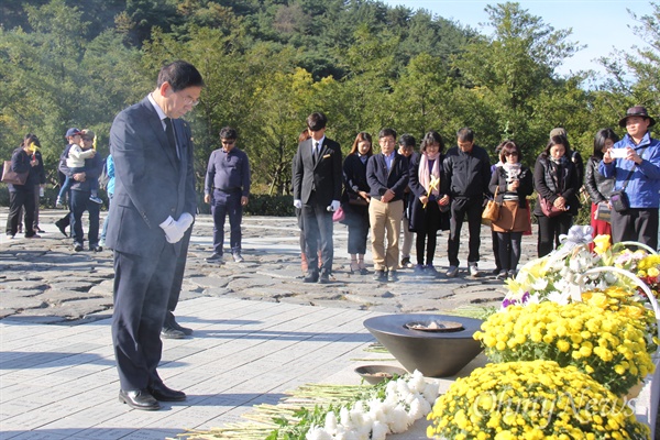 박원순 서울시장이 30일 오후 고 노무현 전 대통령 묘역을 참배했다.