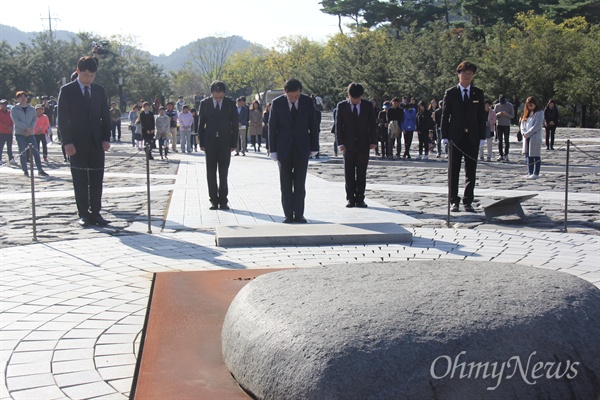 박원순 서울시장이 30일 오후 고 노무현 전 대통령 묘역을 참배했다.