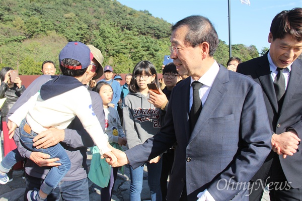 박원순 서울시장이 30일 오후 고 노무현 전 대통령 묘역을 참배하고 나오면서 참배객들과 인사를 나누었다.