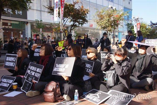  낙태죄 폐지를 요구하는 시민들이 30일 오후 대구시 중구 동성로 한일극장 앞에서 검은 시위를 벌였다.