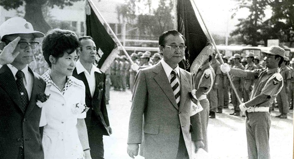  1975년 6월 21일 서울 배재고등학교에서 열린 한국 구국십자군 창군식에 박근혜 당시 영부인 대행과 최태민(왼쪽)씨가 참석해 있다. 2016.10.29 [연합뉴스 자료사진]
