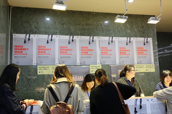   ‘서울 여성 걷기’ 단편영화제 입장권을 받는 관객들