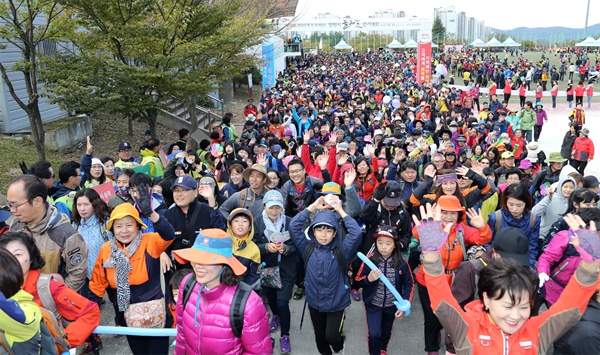 경남은행은 지난 30일 진해 풍호동 일대를 걷는 ‘창원시 둘레길 걷기대회’를 개최했다.