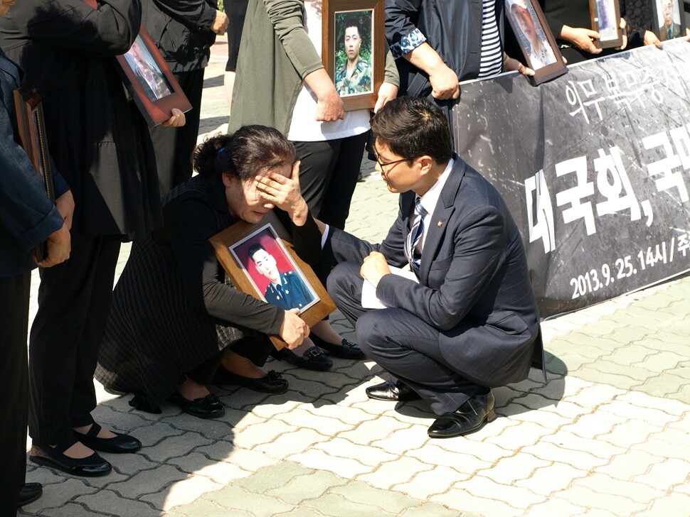 군 의문사 유족이 눈물을 터뜨리자 19대 당시 국회의원이었던 김광진 의원이 마주 앉아 위로해 주고 있다.