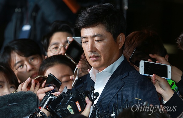 고영태씨가 지난해 10월 31일 오후 서울 서초구 서울중앙지방검찰청에서 소환조사를 받은 뒤 취재기자들의 질문에 답변하고 있다.