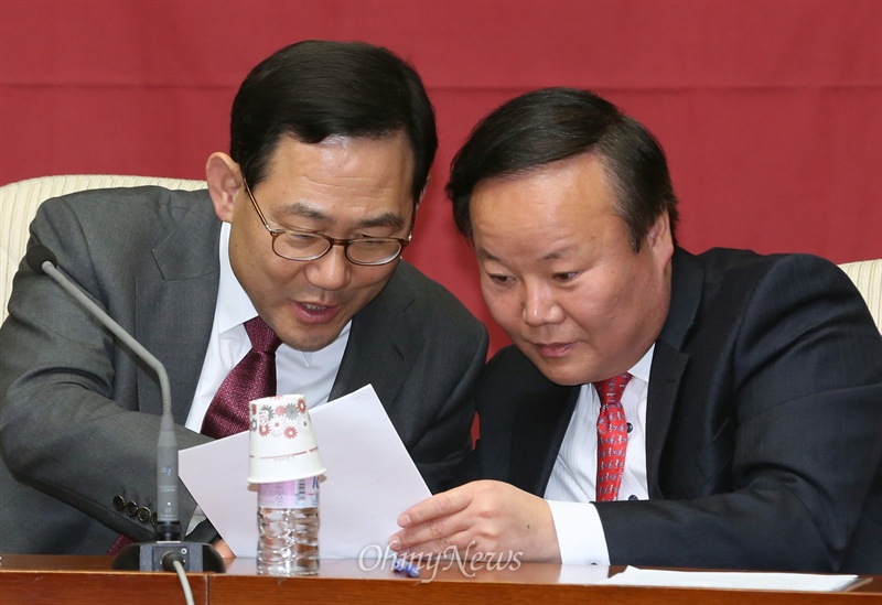 새누리당 주호영 정책위의장과 김재원 원내수석부대표가 25일 오전 국회에서 열린 원내대책회의에서 자료를 보며 이야기 하고 있다.