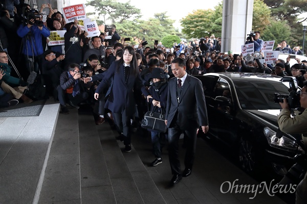 얼굴 가린 최순실 비선실세, 국정농단 의혹을 받고 있는 최순실씨가 31일 오후 서초동 서울중앙지검에 피의자 신분으로 출석하고 있다.