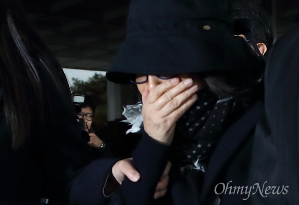 비선실세, 국정농단 의혹을 받고 있는 최순실씨가 31일 오후 서초동 서울중앙지검에 피의자 신분으로 출석하고 있다.