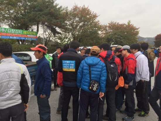 철도노동자들이 역할을 나누고 있다. 차근 차근 역할을 나누어 출발을 준비하고 있다.