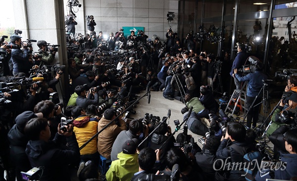 귀가하는 '최순실 최측근' 고영태 최순실씨의 최측근으로 알려진 고영태씨가 31일 서초동 서울중앙지검에 설치된 미르·K스포츠 재단 의혹과 관련 최순실 의혹 검찰 특별수사본부에서 참고인 신분으로 조사를 마친 뒤 귀가하고 있다.