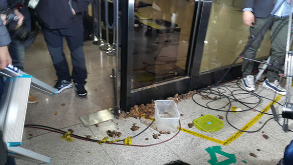  31일 오후 3시 25분 최순실씨가 청사 안으로 들어간 뒤 한 시민이 검찰청사 유리문 앞으로 오물을 던졌다.
