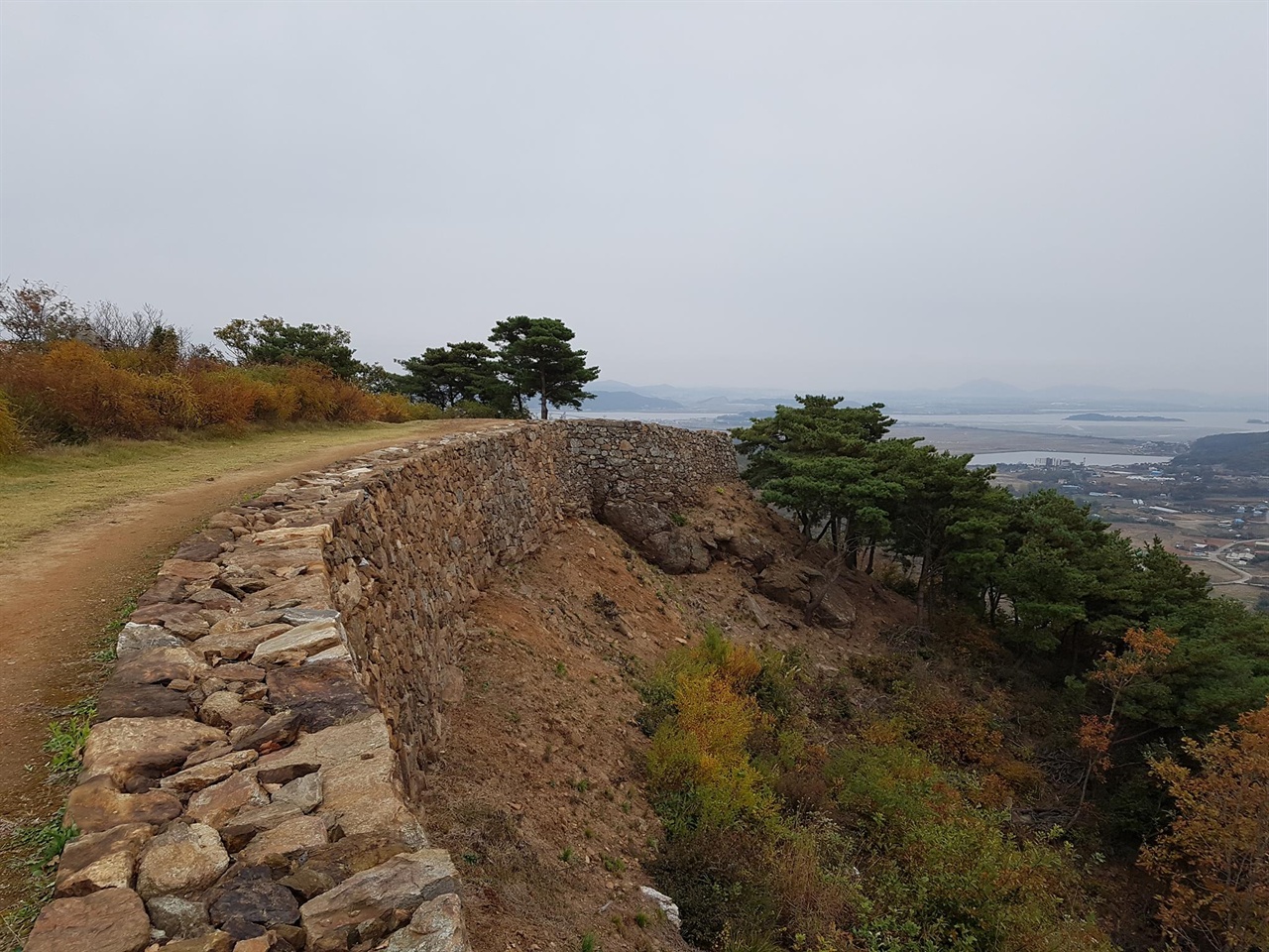 전등사를 감싸고 있는 삼랑성.