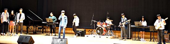 대술중 밴드팀이 예술제 무대에서 공연을 펼치고 있다.