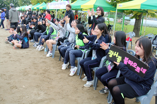 광시중학교 축구홍일점 최신비 학생(위)과 응원하고 있는 광시중학교 학생들(아래).