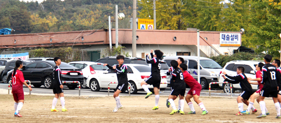  축구에서 1위를 거머쥔 신암중학교 학생들의 경기모습.