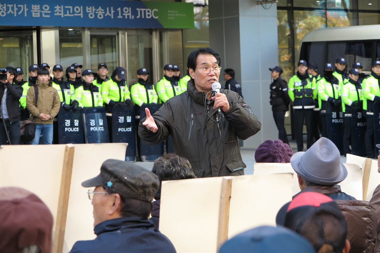  1일 오후 서울 상암동 JTBC 사옥 앞애서 열린 어버이연합 집회에서 연사가 '노무현 욕보이기' 발언을 하고 있다. 