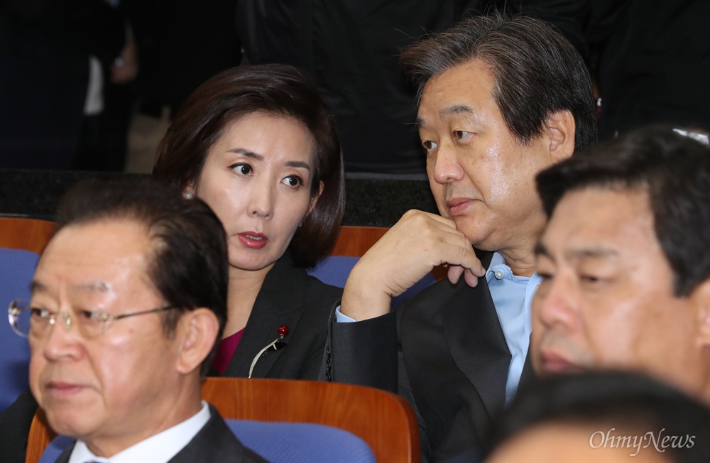 새누리당 김무성 의원과 나경원 의원이 26일 오후 국회에서 열린 의원총회에서 대화 나누고 있다.