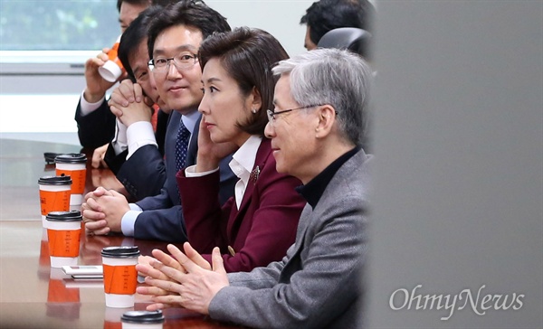 새누리당 비박계 김용태 나경원 여상규 의원등이 1일 오후 국회 의원회관에서 비공개 모임을 하고 있다.
