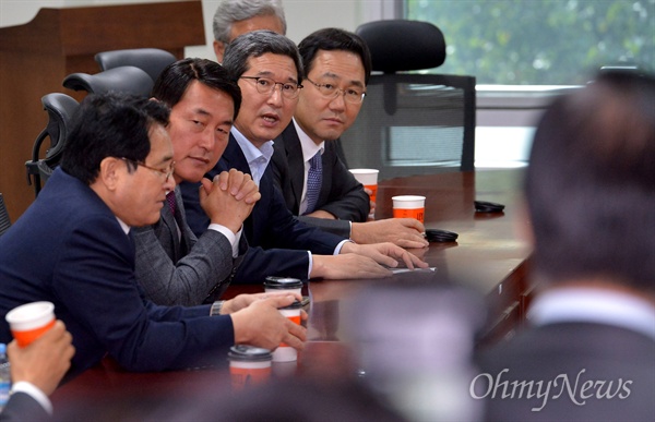 비공개 회동하는 비박계 의원들 새누리당 비박계 김학용 황영철 주호영 심재철 의원등이 1일 오후 국회 의원회관에서 비공개 모임을 하고 있다.
