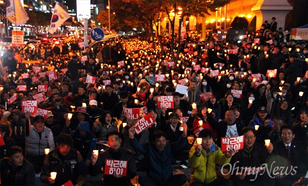  민주수호대전운동본부는 1일 밤 대전 서구 둔산동 갤러리아타임월드 백화점 앞에서 '내려와라 박근혜! 대전시민 촛불행동'을 개최했다. 이날 집회에는 3000여명의 시민들이 참여해 '박근혜 하야'와 '새누리당 해체'를 외쳤으며, 3개 차로를 이용해 거리행진을 벌이기도 했다.