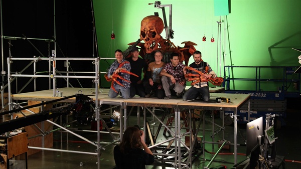  영화 <쿠보와 전설의 악기>의 제작 현장 사진. 영화 속에 나오는 거대 해골의 모형 앞에 애니메이터들이 앉아 있다.