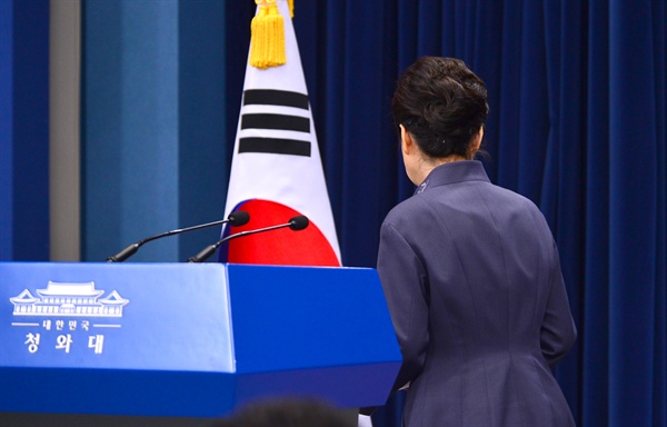 박근혜 대통령이 지난 10월 25일 청와대 춘추관 대브리핑실에서 '최순실 의혹'에 관해 대국민 사과를 한 뒤 돌아나가고 있다.