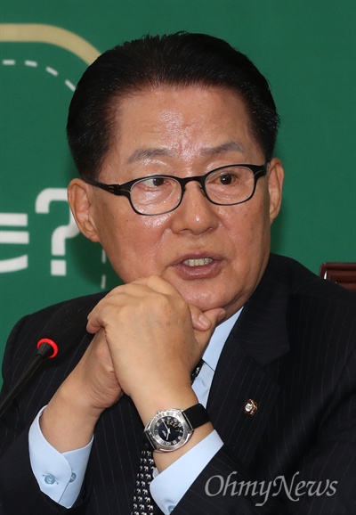 국민의당 박지원 비상대책위원장이 2일 오전 국회에서 청와대 내각 인사 발표에 대한 입장을 밝히고 있다. 