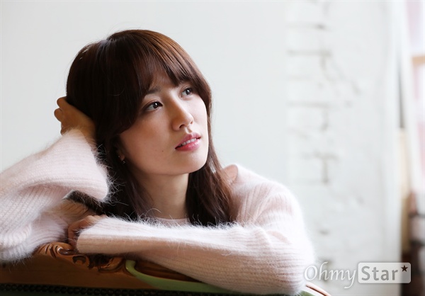  tvN월화드라마 <혼술남녀>에서 박하나 역의 배우 박하선이 31일 오후 서울 팔판동의 한 카페에서 인터뷰에 앞서 포즈를 취하고 있다.