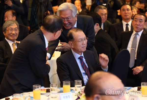 악수하는 정홍원-고영주 2일 오전 세종문화회관에서 '박정희 탄생 100돌 기념사업 추진위'(위원장 정홍원 전 총리) 출범식이 열렸다. 고영주 방송문화진흥회 이사장이 정홍원 위원장과 악수하고 있다. 테이블에는 김기춘 전 대통령 비서실장이 앉아 있다.