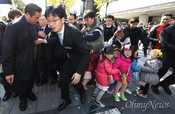 인파에 밀릴 뻔한 어린이들 갑자기 몰려온 인파에 놀란 유치원 어린이들을 인솔교사가 보호하고 있다.