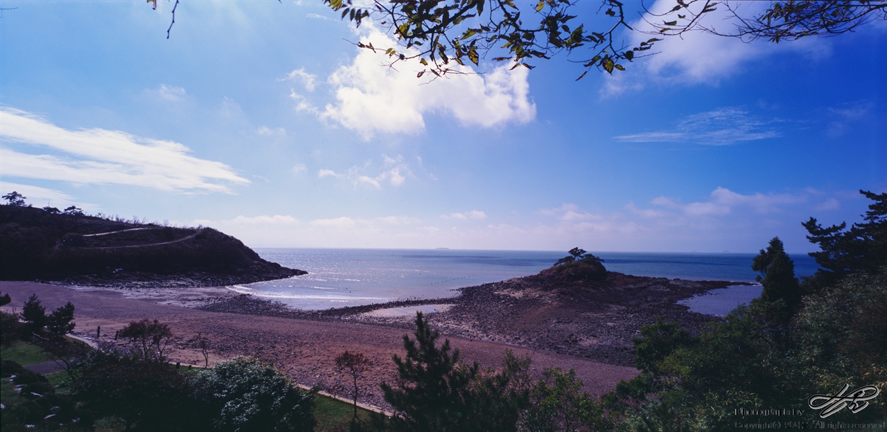 슬라이드 필름으로 찍은 사진. 전북학생해양수련원 앞에 위치한 바다이다. 가운데의 작은 섬은 '솔섬'으로 불리운다.