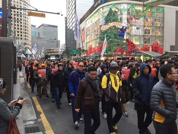 민주노총 철도노조가 성과연봉제 폐지를 촉구하며 거리행진을 벌이고 있다. 