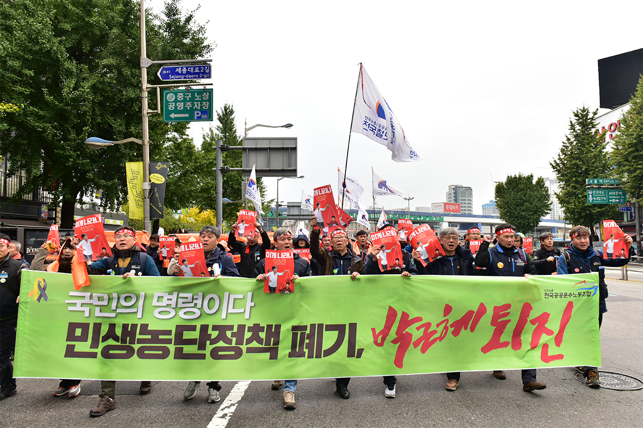 전국공공운수노조 전국철도노동조합 노조원 등 8000여명은 2일 오후 서울역 광장에서 '위헌？불법 성과 퇴출제 무효! 철도？공공파업 승리! 박근혜 하야! 공공운수노조 총파업 총력투쟁대회'를 개최하고 "공공기관 성과퇴출제 중단과 박근혜 정권 하야"를 요구했다. 서울역 집회를 끝마친 노조원들이 서울시청광장까지 거리행진을 펼치고 있다.