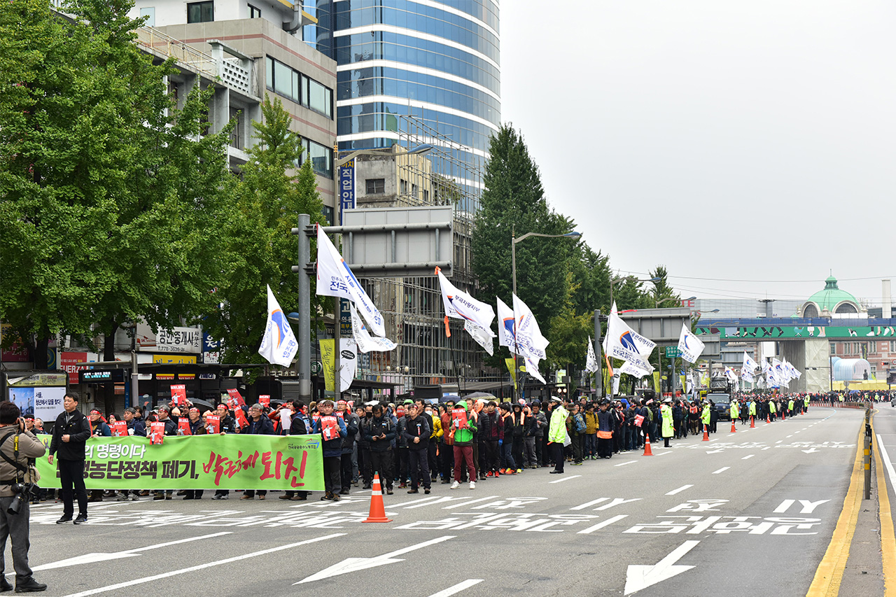 전국공공운수노조 전국철도노동조합 노조원 등 8000여명은 2일 오후 서울역 광장에서 '위헌？불법 성과 퇴출제 무효! 철도？공공파업 승리! 박근혜 하야! 공공운수노조 총파업 총력투쟁대회'를 개최하고 "공공기관 성과퇴출제 중단과 박근혜 정권 하야"를 요구했다.서울역 집회를 끝마친 노조원들이 서울시청광장까지 거리행진을 펼치고 있다.